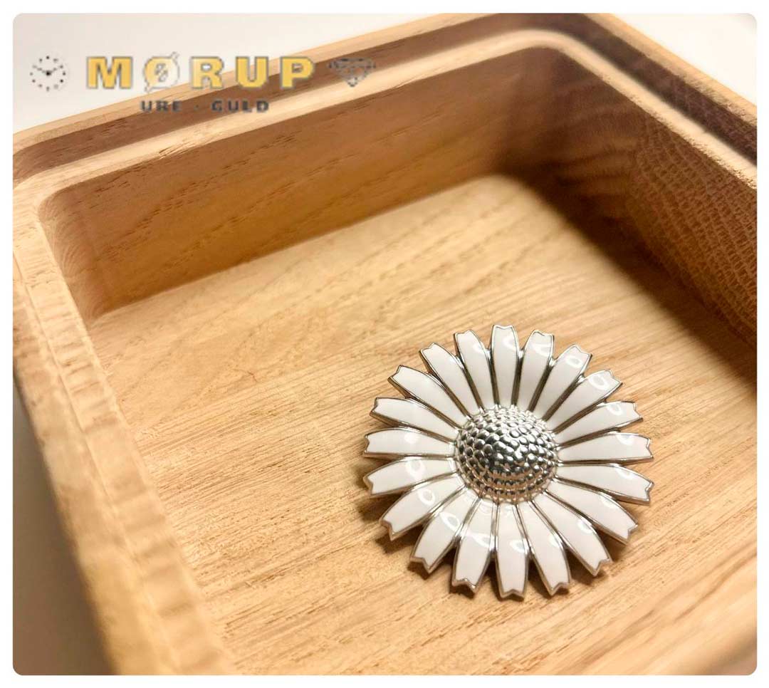 Et klassisk smykke fra Georg Jensen - Daisy broche - kan købes i Mørup Ure-Guld